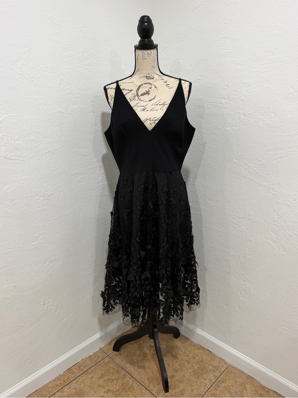 Dress the Population Darleen V-Neck Embroidered Mesh Cocktail Dress In Black - L